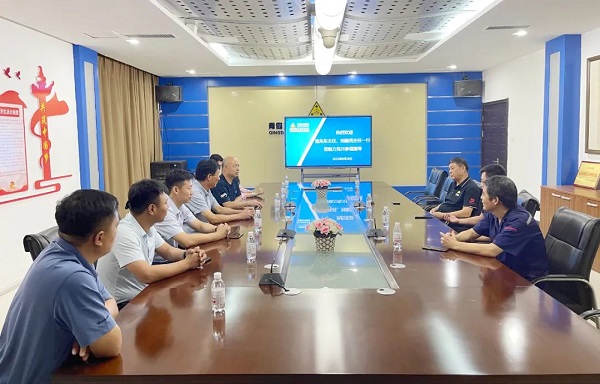 青島德州老鄉(xiāng)會宮兆東秘書長、禹城市在青流動黨員黨總支籌建負(fù)責(zé)人劉建民一行7人蒞臨公司參觀調(diào)研2.jpg 青島德州老鄉(xiāng)會宮兆東秘書長、禹城市在青流動黨員黨總支籌建負(fù)責(zé)人劉建民一行7人蒞臨公司參觀調(diào)研2.jpg