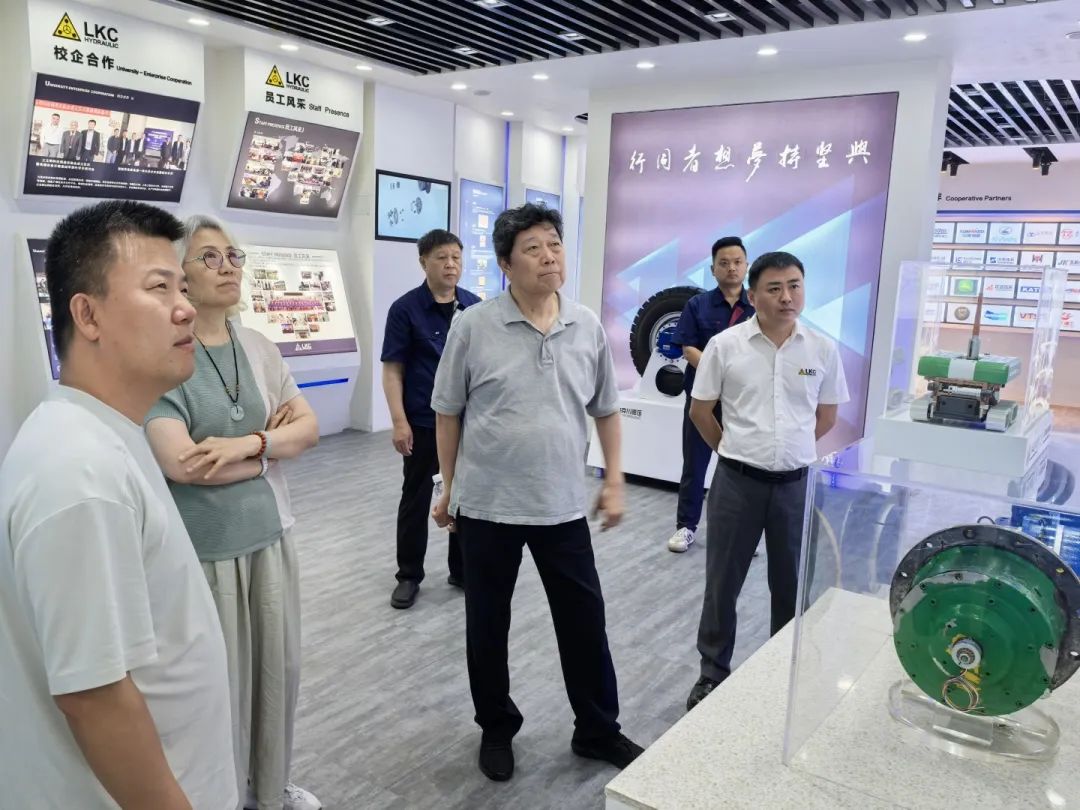 1750402994731970.jpg 中國液壓氣動(dòng)密封件工業(yè)協(xié)會(huì)理事長杜旭東一行蒞臨我公司參觀指導(dǎo)1.jpg