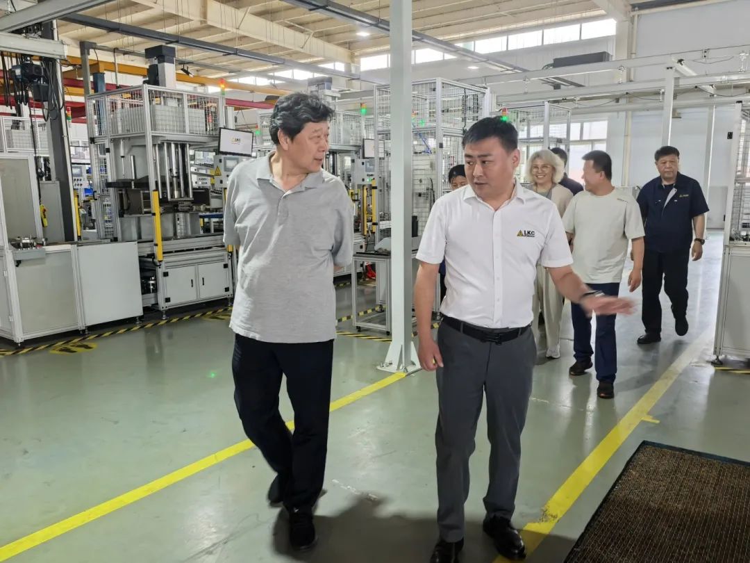 1750403002290721.jpg 中國液壓氣動(dòng)密封件工業(yè)協(xié)會(huì)理事長杜旭東一行蒞臨我公司參觀指導(dǎo)2.jpg